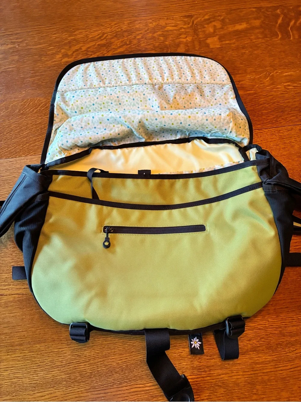 Sherpani Green and Black Messenger Bag with Adjustable Strap